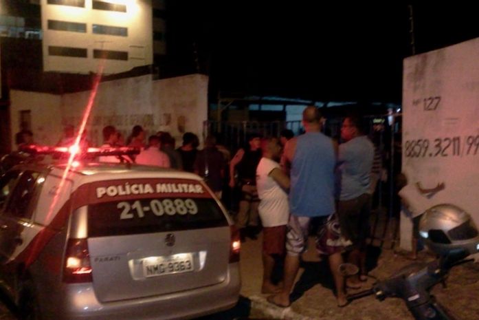 Populares se aglomeram no local do crime