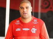 Adriano desabafa no Twitter e garante: 'Não vou desistir de jogar futebol'