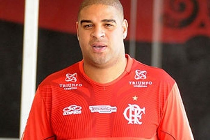 Adriano desabafa no Twitter e garante: 'Não vou desistir de jogar futebol'