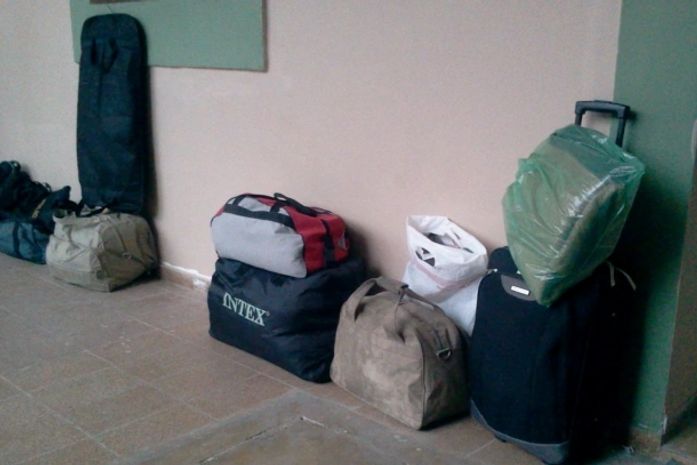 Tropas militares embarcam para o interior