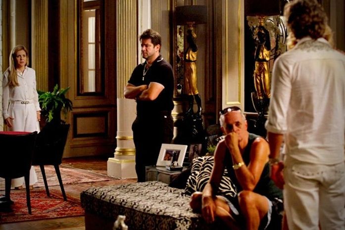 Carminha quase morre ao dar de cara com Max na mansão