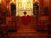 Coração de rosas vermelhas decoram igreja da missa de Hebe