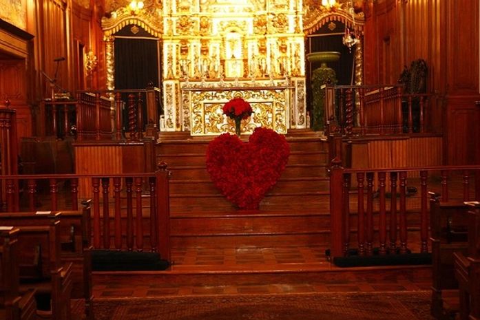 Coração de rosas vermelhas decoram igreja da missa de Hebe