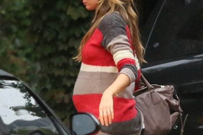 Grávida, Gisele Bündchen exibe barrigão e lamenta morte de Vida