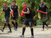 Adriano é visto no Flamengo como pessoa doente e que necessita de ajuda