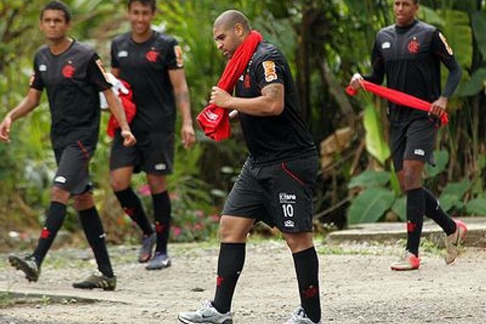 Adriano é visto no Flamengo como pessoa doente e que necessita de ajuda