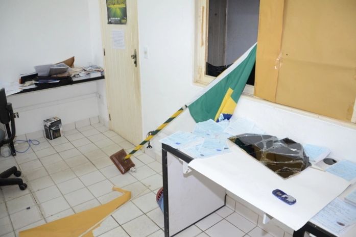 Vândalos invadem prédio de Secretarias e destroem equipamentos