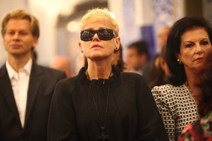 Loira, Xuxa chega para a Missa de Sétimo Dia de Hebe Camargo