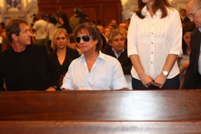 Emocionado, Roberto Carlos vai à Missa de Sétimo Dia de Hebe