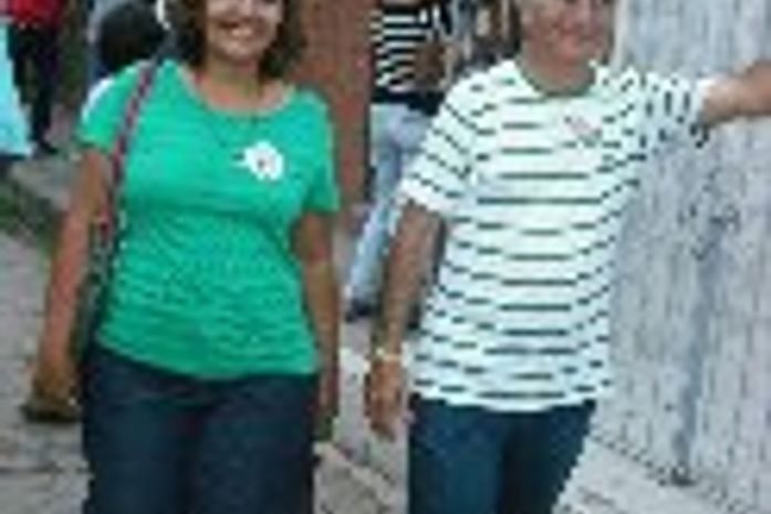 Marcos Vieira e a vice na rua atrás de voto em Rio Largo.