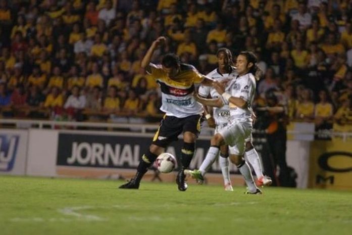 Criciúma vence Ceará e assume liderança da Série B