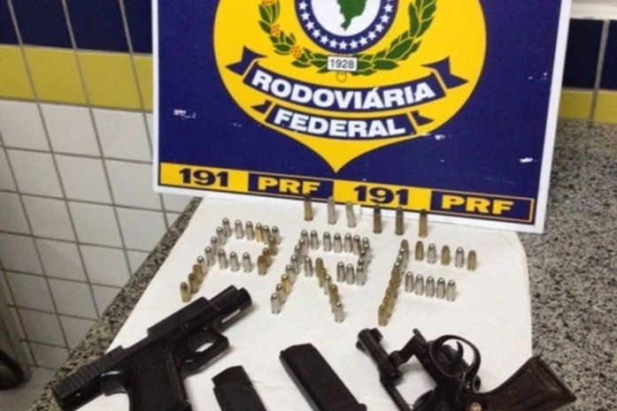 Em fiscalização, PRF apreende armas e munições