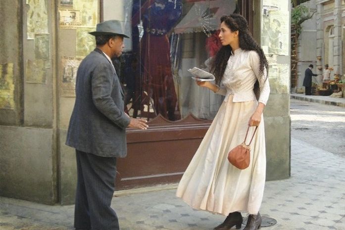 Afonso e Isabel se esbarram na Rua do Ouvidor