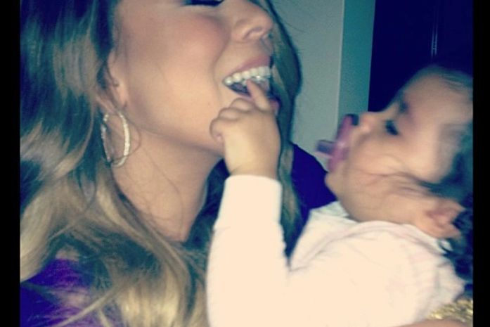 Cantora Mariah Carey posta foto de momento fofo com a filha em rede social