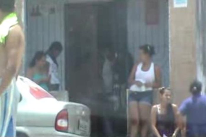 Eleitores são vistos com títulos para cadastro em Boca da Mata