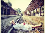 Giovanna Lancellotti posa em linha de trem e brinca: 'Fim da Lindinalva'