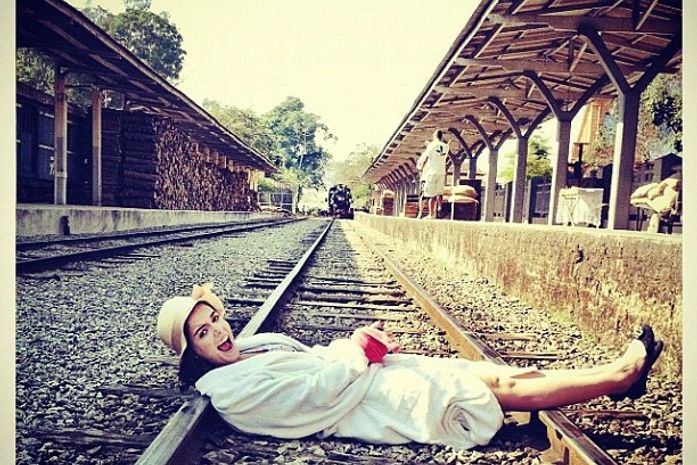 Giovanna Lancellotti posa em linha de trem e brinca: 'Fim da Lindinalva'