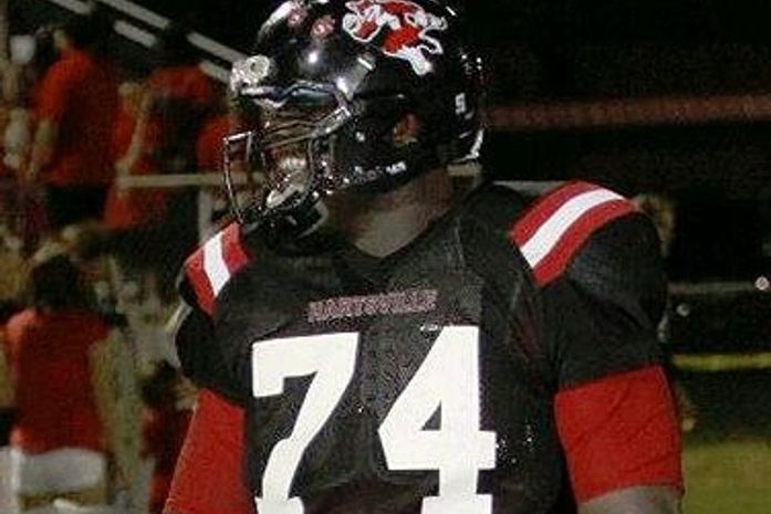 Jogador do futebol americano colegial morre após trombada nos EUA