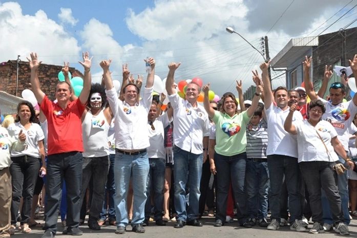 Renan e outras lideranças políticas de Alagoas prestigiam 'arrastão' de Célia em Arapiraca