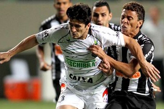 Com show e choro de Ronaldinho, Atlético-MG faz 6 no Figueirense