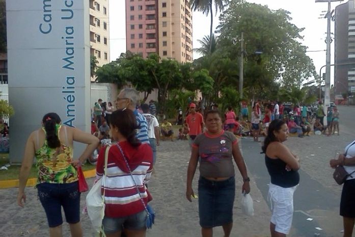 Eleitores esperando para votar.