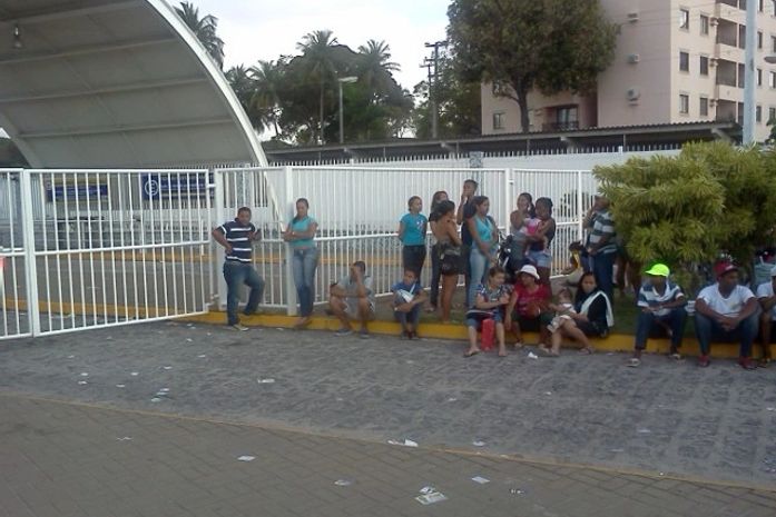 Eleitores esperando para votar.