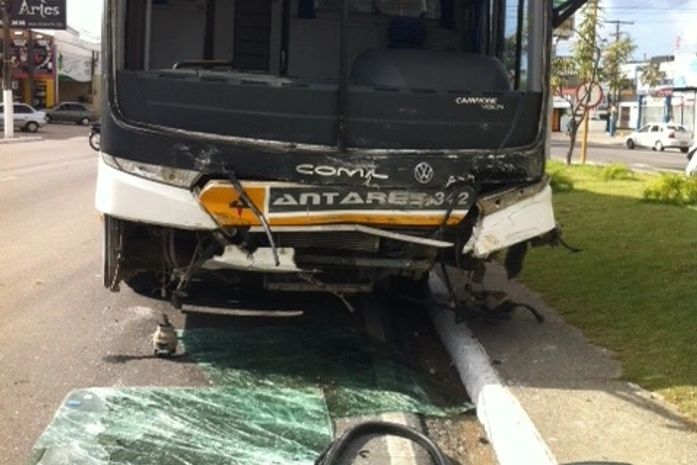 Ônibus teve a frente destruída