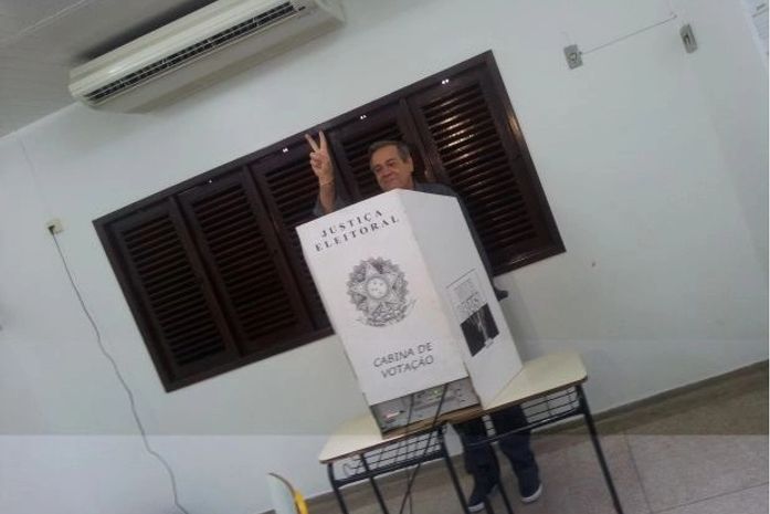 Ronaldo Lessa votou na Escola Patinho Feio