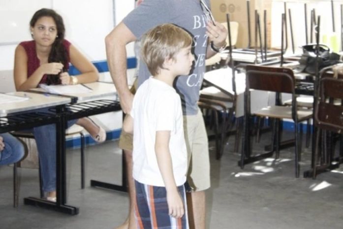 Luciano Huck já na sala de votação