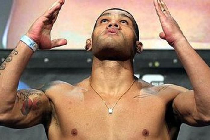 Pezão vence no UFC em evento com prisão e demissão