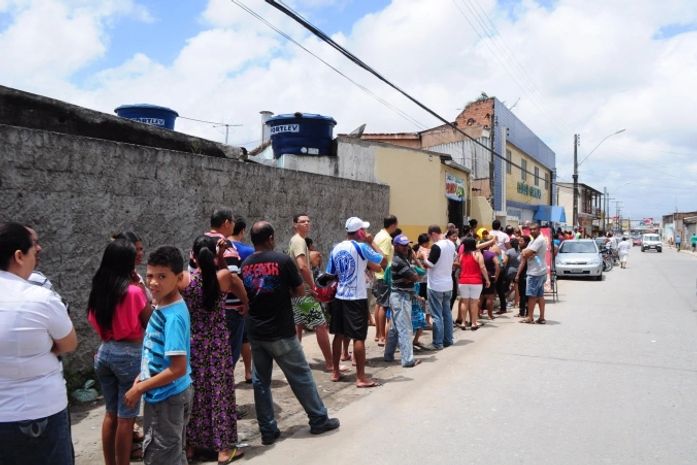 Eleitores enfrentam longa fila e sol forte na Bomba do Gonzaga