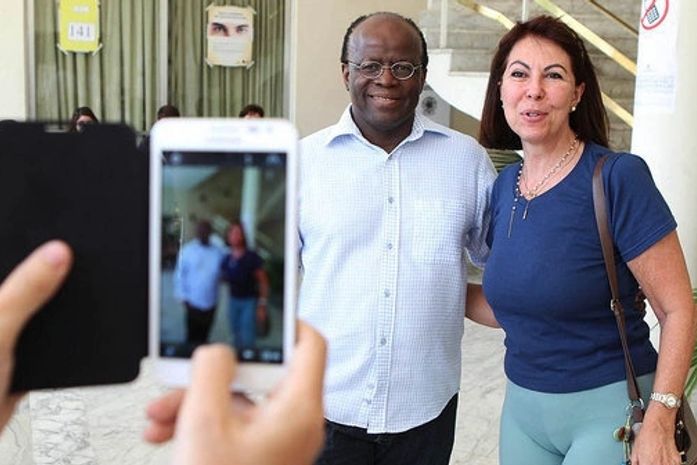 O ministro Joaquim Barbosa, tira foto com eleitora ao chegar para votar no Clube Monte Libano na zona sul do Rio de Janeiro