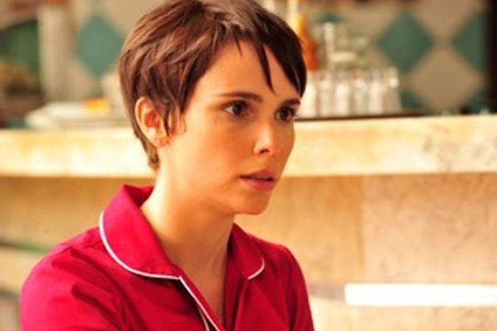 Débora Falabella segue internada, mas passa bem, diz empresário