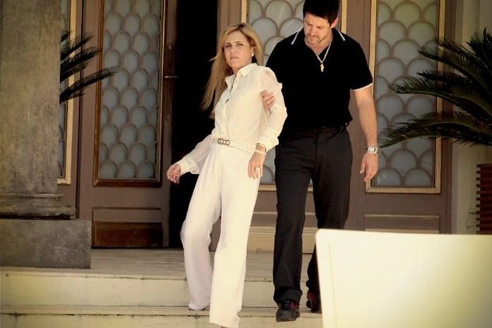 Desmascarada, Carminha apanha de Tufão e é expulsa da mansão