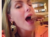 Ana Hickmann esquece a dieta e devora mousse de chocolate: 'Babei'