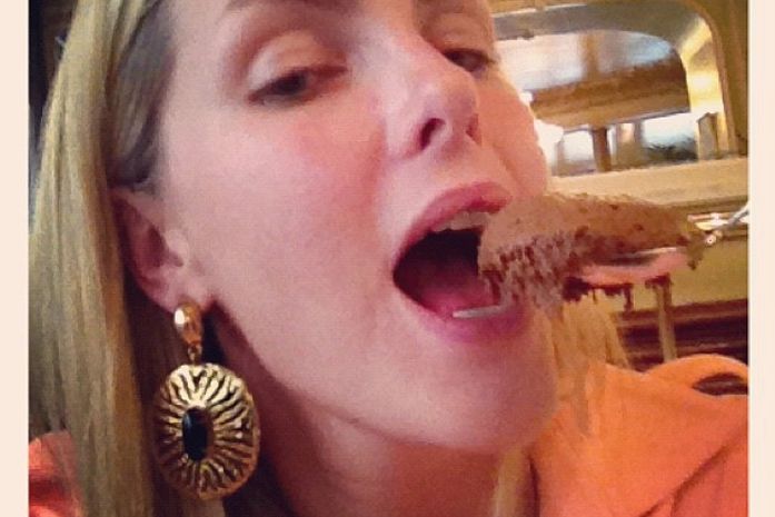 Ana Hickmann esquece a dieta e devora mousse de chocolate: 'Babei'