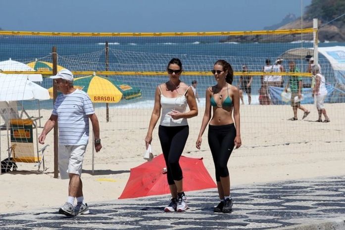 Duas gerações em forma: Luiza e Yasmin Brunet caminham no Rio