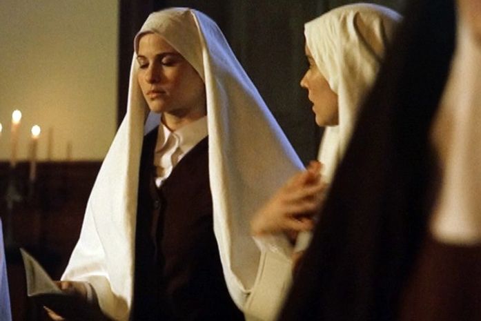 Grávida? Gerusa sente tontura durante missa no convento