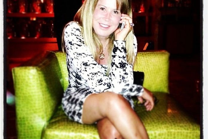 De vestido curtinho, Zilu Camargo exibe as pernas