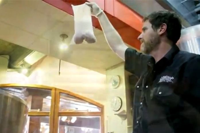 Empresa lança cerveja feita com testículos de touro