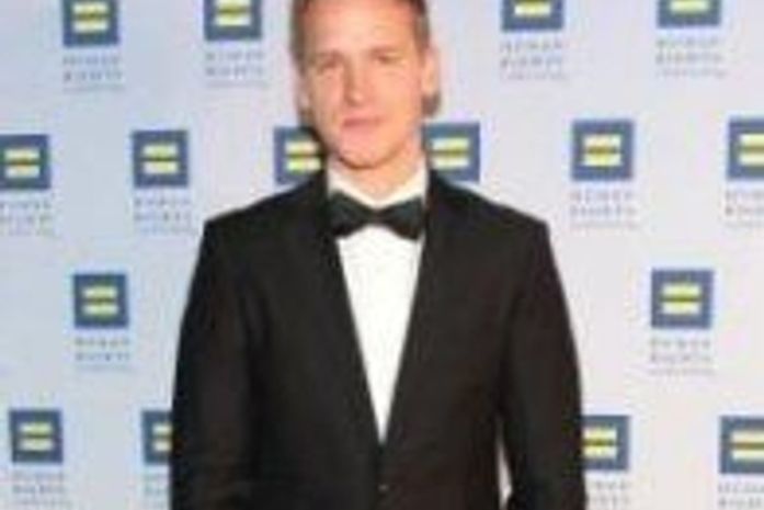 Meia ganha 'as contas' após revelar homossexualidade