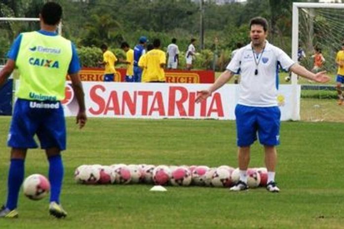 Argel Fucks cobra força dos jogadores do Avaí em treino