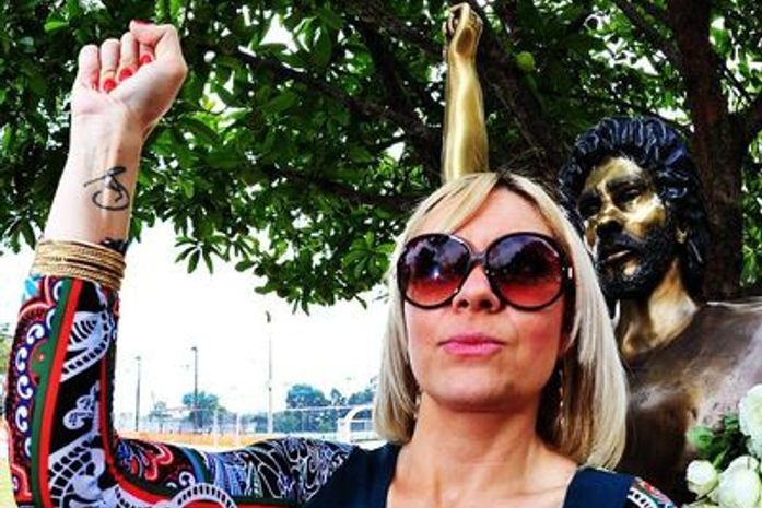 Viúva quer refazer caminho de Sócrates na Itália e lançar livros