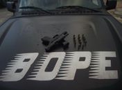 Jovem fardado invade supermercado e rouba cofre com R$ 55 mil