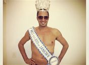 Sem camisa, Latino posa com a faixa e a coroa da noiva, Rayanne Morais, a atual Miss Rio de Janeiro