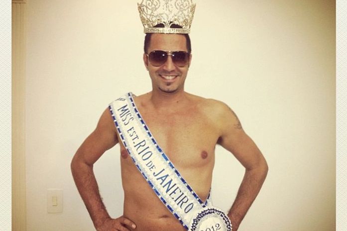 Sem camisa, Latino posa com a faixa e a coroa da noiva, Rayanne Morais, a atual Miss Rio de Janeiro