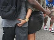 Uepa! Kim Kardashian aperta o bumbum do namorado, Kanye West