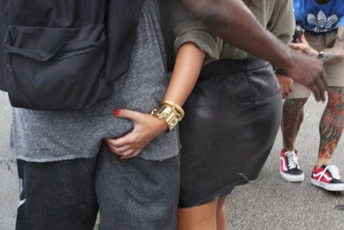Uepa! Kim Kardashian aperta o bumbum do namorado, Kanye West