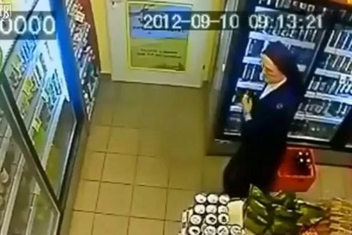 Senhora colocou pelo menos uma garrafa embaixo de suas roupas enquanto estava na loja