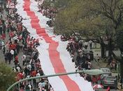 Torcedores do River Plate apresentam maior bandeirão do mundo